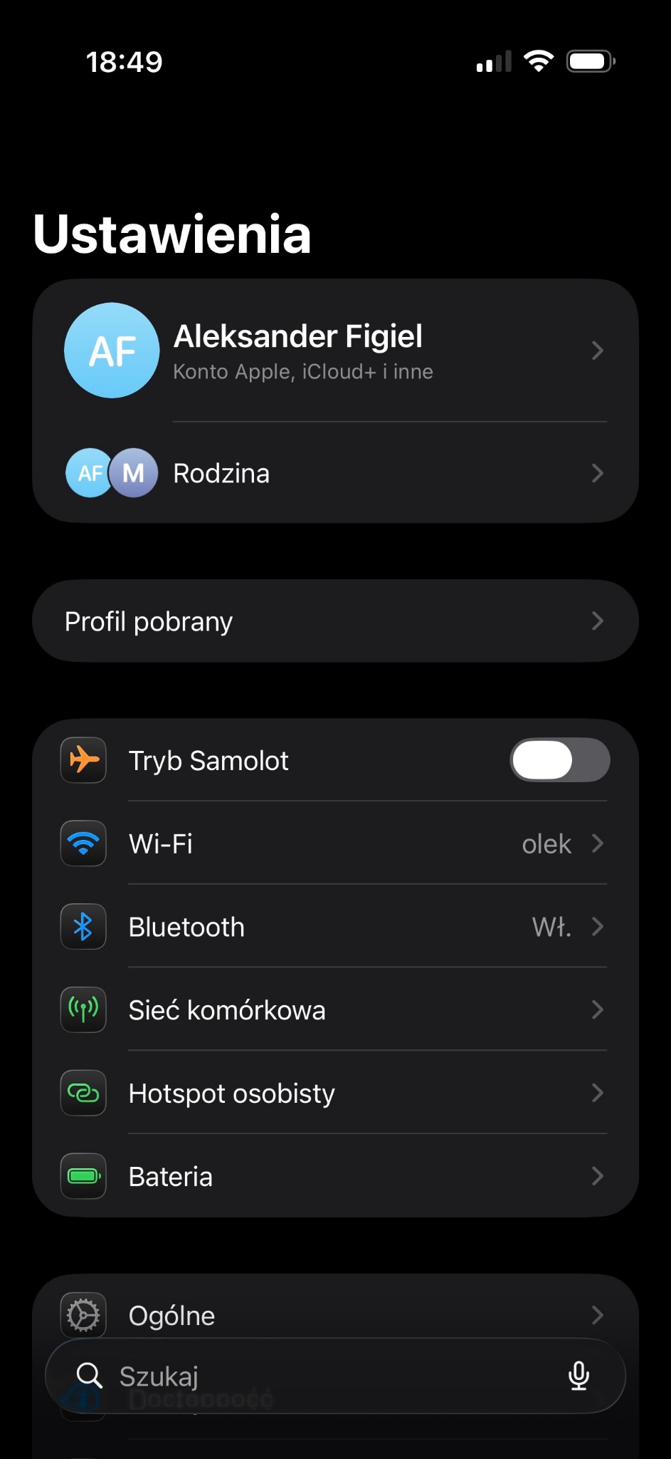 Ekran Ustawień iOS z widoczną opcją Profil pobrany